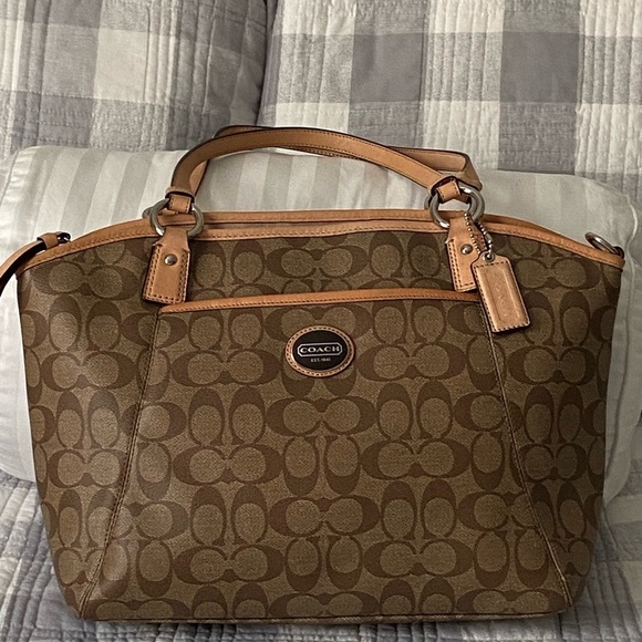 Coach Handbags - Signature style tote